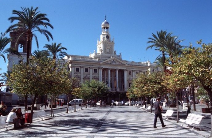 Archivo - Fachada del Ayuntamiento de Cádiz.