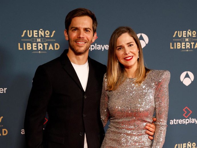 Natalia Sánchez y Marc Clotet durante el estreno de Sueños de Libertad, la nueva serie producida por Atresmedia TV, que se celebra en el Palacio de la Prensa, a 21 de febrero de 2024, en Madrid (España).
