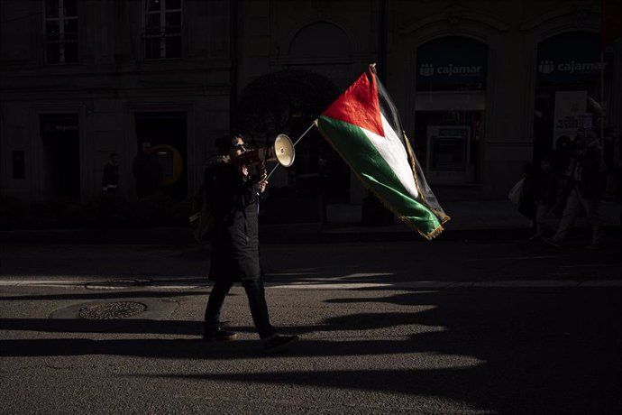 Archivo - Una persona con bandera palestina y un altavoz, durante una manifestación en apoyo a Palestina, a 20 de enero de 2024, en Vigo, Pontevedra, Galicia (España). 