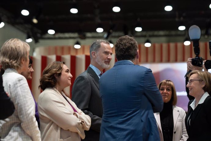 Archivo - El Rey Felipe VI (c) recorre estands del Mobile World Congress (MWC) 2023, el día de su inauguración oficial, a 27 de febrero de 2023, en L'Hospitalet de Llobregat, Barcelona, Catalunya (España). 