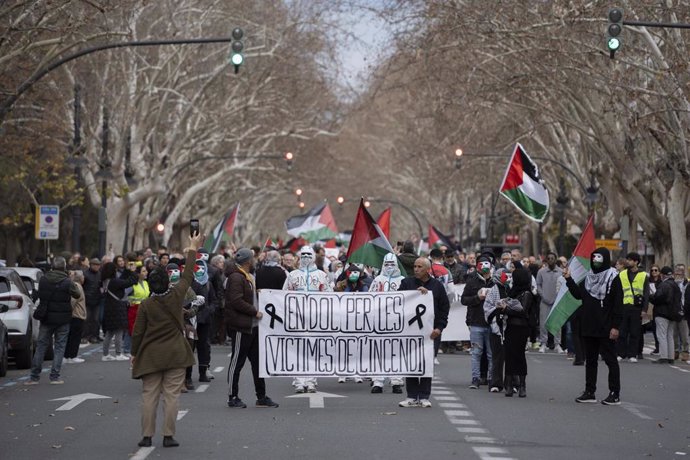 Decenas de personas durante una manifestación en apoyo a Palestina, a 25 de febrero de 2024, en València