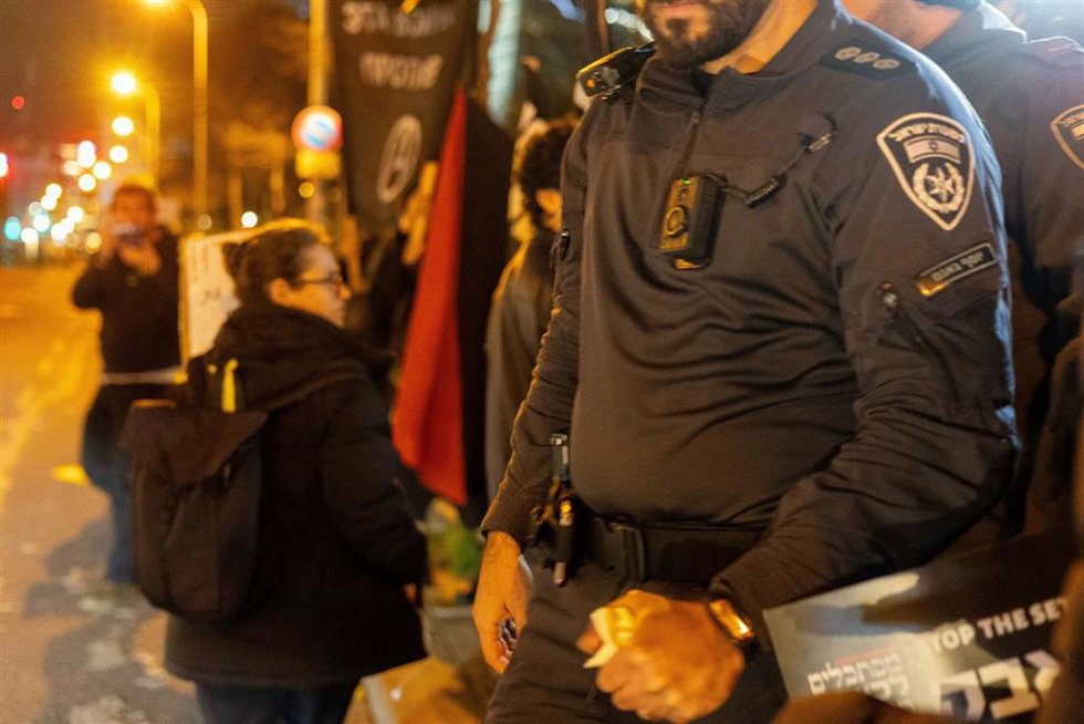 Un agente de la Policía durante una manifestación contra el Gobierno en Tel Aviv