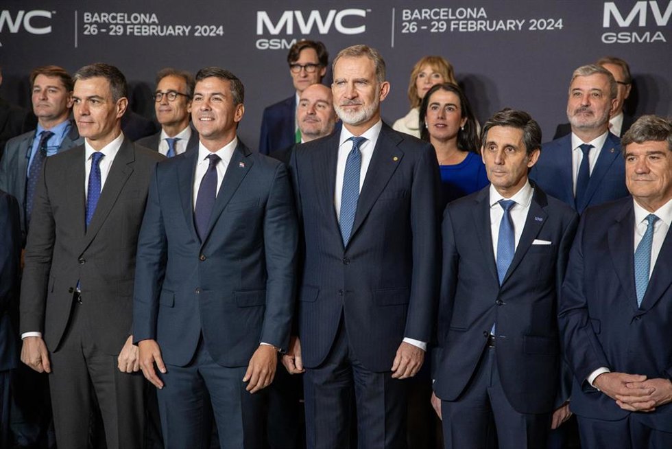 (I-D) El presidente del Gobierno, Pedro Sánchez; el presidente de Paraguay, Santiago Peña; el Rey Felipe VI, y el presidente del consejo de GSMA, José María Álvarez-Pallete, durante la cena inaugural del MWC, en el Museo Nacional de Arte de Cataluña, a
