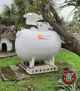 Los bomberos de Santander intervienen en un depósito que tuvo un escape gas por caerle una rama encima