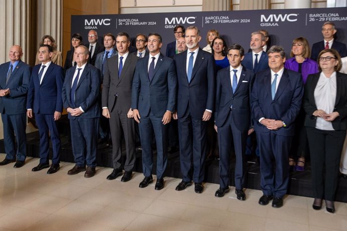 Foto de família durant el sopar inaugural de l'MWC, en el Museu Nacional d'Art de Catalunya, a 25 de febrer de 2024, a Barcelona, Catalunya (Espanya). L'acte es produeix amb motiu del Mobile World Congress (MWC) de Barcelona de 2024, que tindr lloc de