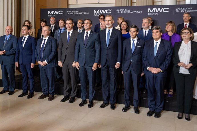 Foto de familia durante la cena inaugural del MWC, en el Museo Nacional de Arte de Cataluña, a 25 de febrero de 2024, en Barcelona, Catalunya (España). El acto se produce con motivo del Mobile World Congress (MWC) de Barcelona de 2024, que tendrá lugar de