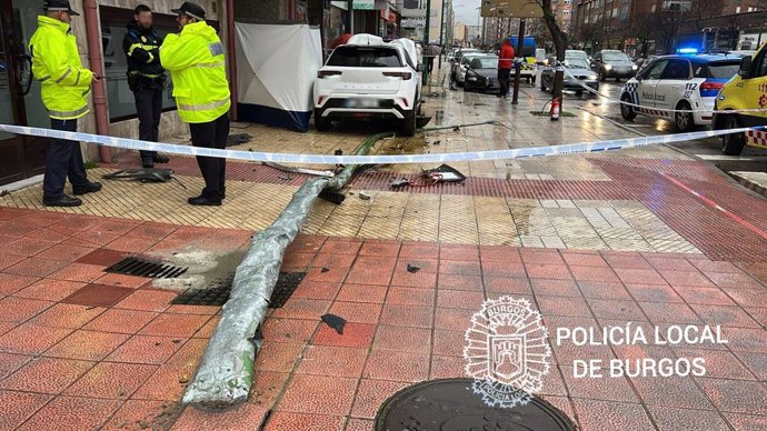 Fallece un conductor tras salirse de la vía y golpearse contra una farola en Burgos