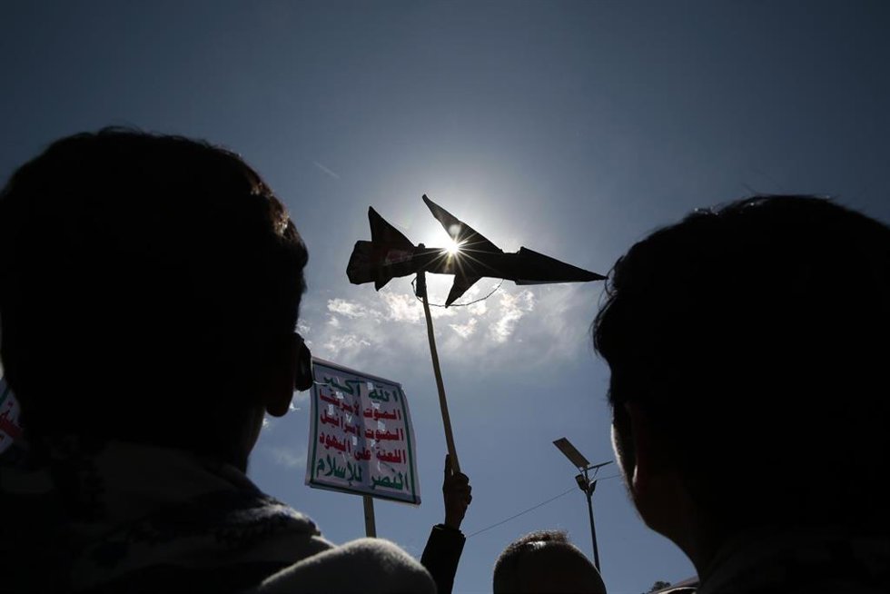 Partidarios de los rebeldes hutíes participan en una manifestación contra Estados Unidos e Israel y en solidaridad con el pueblo palestino en la Franja de Gaza