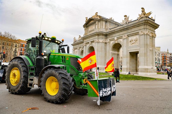 Tractores cortan el paso durante la decimosexta jornada de protestas de los tractores en las carreteras españolas, a 21 de febrero de 2024, en Madrid (España). Agricultores y ganaderos de toda España han sacado sus tractores a las carreteras por décimosex