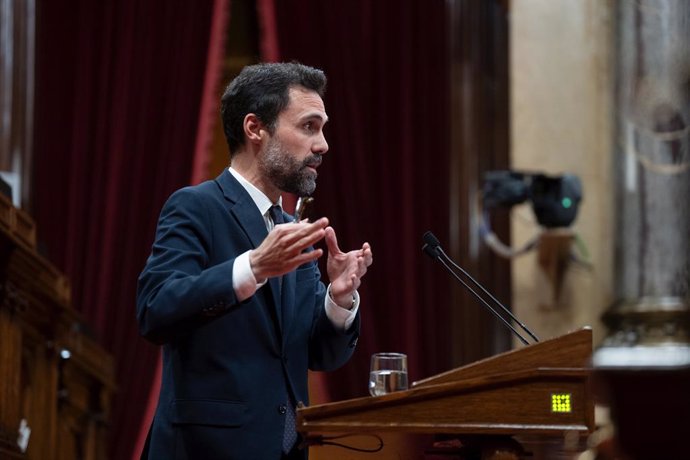 Archivo - El conseller d'empresa i Treball de la Generalitat, Roger Torrent, intervé durant una sessió plenària en el Parlament, a 8 de novembre de 2023, a Barcelona, Catalunya (Espanya)