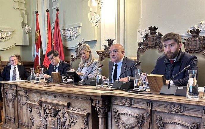 El alcalde de Valladolid, Jesús Julio Carnero, preside el Pleno del Ayuntamiento.