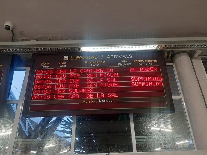 Panel informativo de la estación de trenes de Santander con supresiones de trenes por la avería de uno en la vía