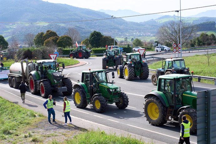 Movilización de tractores en Colindres 