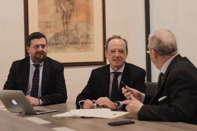 Sorteo ante el notario Ignacio Guajardo-Fajardo Colunga y el presidente del Consejo de Hermandades, Francisco Vélez de Luna.