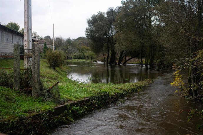 Archivo - Imagen de archivo de un río desbordado en Ponteareas (Pontevedra)