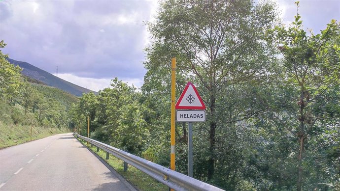 Archivo - Carretera de montaña, aviso por nieve, puerto del Palo. Carreteras asturianas.
