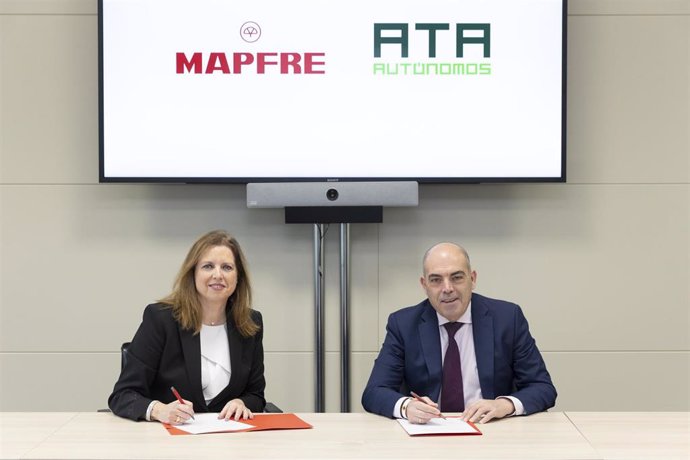 Elena Sanz, CEO de MAPFRE Iberia, y Lorenzo Amor, presidente de ATA