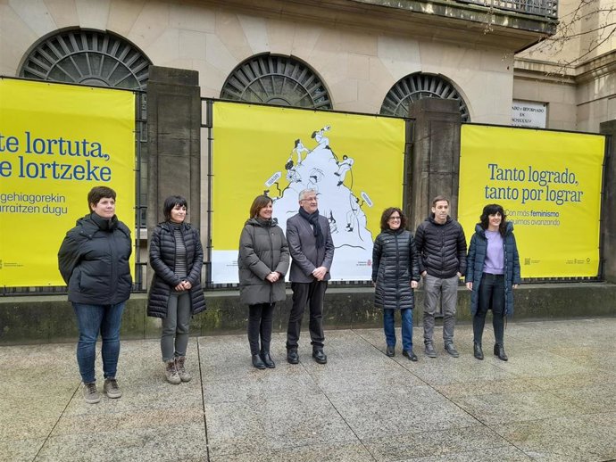 El consejero Taberna junto al cartel de la campaña del 8M