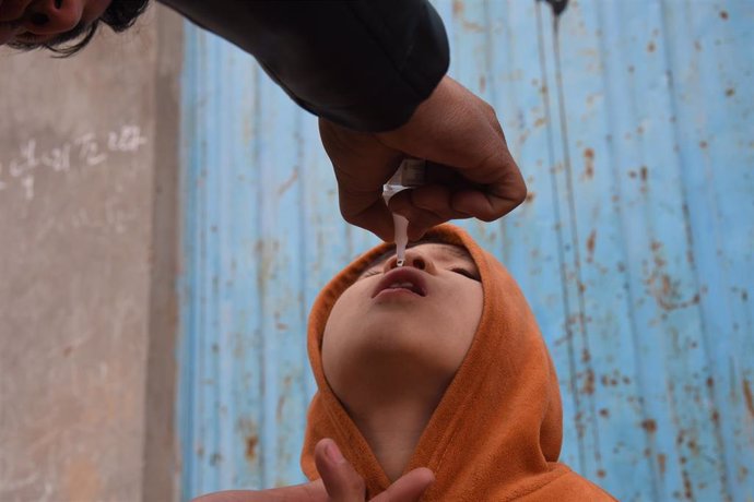 Archivo - Campaa de vacunación contra la polio en Mazar-i-Sharif, Afganistán (archivo)