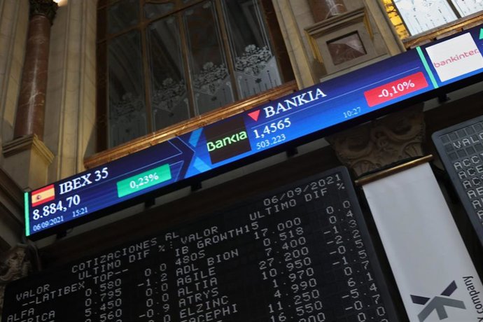 Archivo - Valores del Ibex 35 en el Palacio de la Bolsa de Madrid, a 6 de septiembre de 2021, en Madrid (España). 