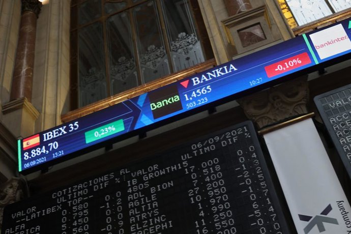 Archivo - Valores del Ibex 35 en el Palacio de la Bolsa de Madrid, a 6 de septiembre de 2021, en Madrid (España). 