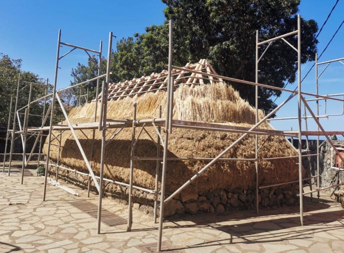Construcción de uno de los pajares en el Museo Etnográfico de Pinolere