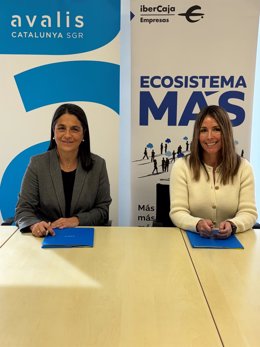 La directora territorial de Arco Mediterráneo de Ibercaja, Myriam Santos-Morán; y la consejera delegada de Avalis, Anna Alvarez, firma un convenio para el desarrollo de pequeñas y medianas empresas catalanas