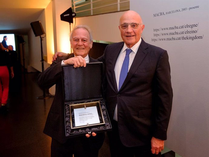 El expresidente de la Fundación Banco Sabadell, Miquel Molins, y el nuevo presidente, Josep Oliu.