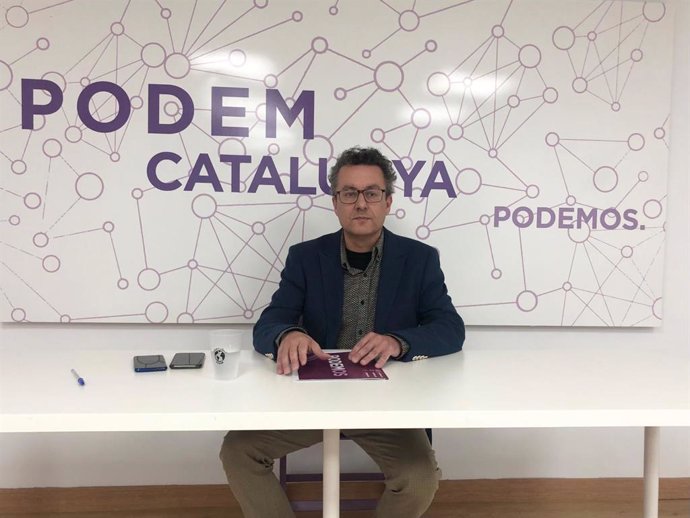 El portavoz de Podem Catalunya, Andrés Medrano, en una rueda de prensa en la sede del partido