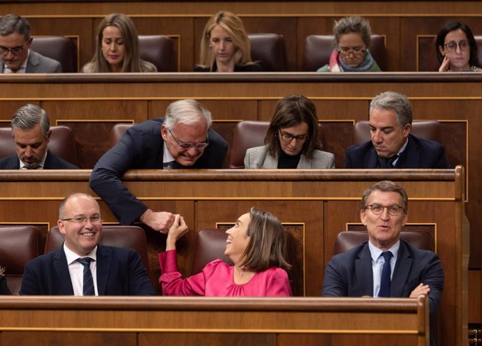 Archivo - La secretaria general del PP, Cuca Gamarra (2d), y el diputado del PP Esteban González Pons (2i) se dan la mano durante una sesión plenaria, en el Congreso de los Diputados, a 5 de diciembre de 2023, en Madrid (España).  El Pleno del Congreso de