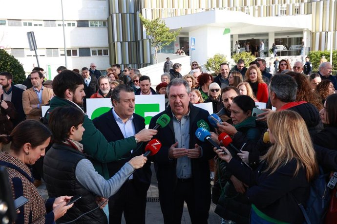 El secretario general del PSOE-A, Juan Espadas, atiende a los medios en una concentración ante el Hospital Virgen Macarena de Sevilla.