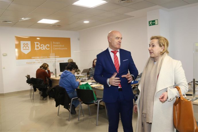 Los concejales de Hacienda, Ángel Manzanedo, y la de Personal, Yolanda Barriuso, presentan la nueva oficina de la BAC en la calle Sonsoles Ballvé.