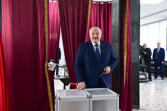 Alexander Lukashenko, presidente de Bielorrusia, vota en las elecciones parlamentarias