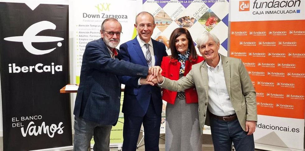 El director territorial de Ibercaja en Aragón, Antonio Lacoma, entrega ayudas al director de Down Zaragoza, Enrique Solano Camón, y a la directora general de CEDES, Teresa Muntadas Peiró, junto al director general de Fundación CAI, Enrique Nogueras