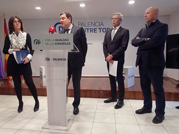 El procurador palentino y consejero de Economía y Hacienda, Carlos Fernández Carriedo, presenta las inversiones de la Junta para la provincia de Palencia en los presupuestos.