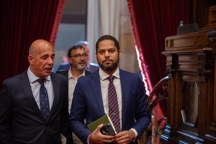 Archivo - El secretario general de Vox, Ignacio Garriga (d), a su llegada a una sesión plenaria en el Parlament