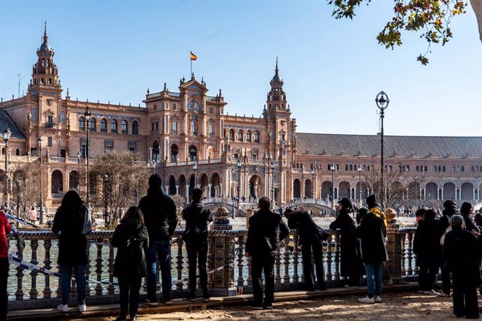 Archivo - Personas admirando la Plaza de España