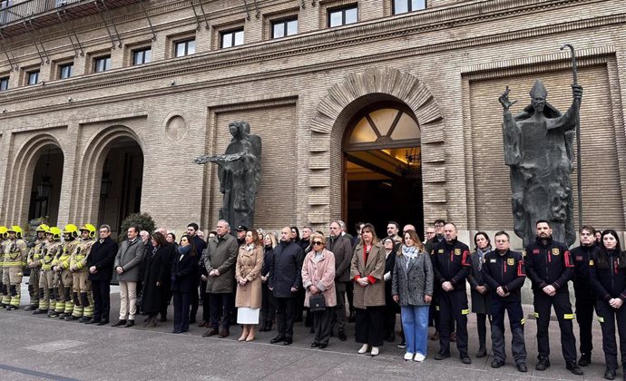 Minuto de silencio en la puerta del Ayuntamiento de Zaragoza.