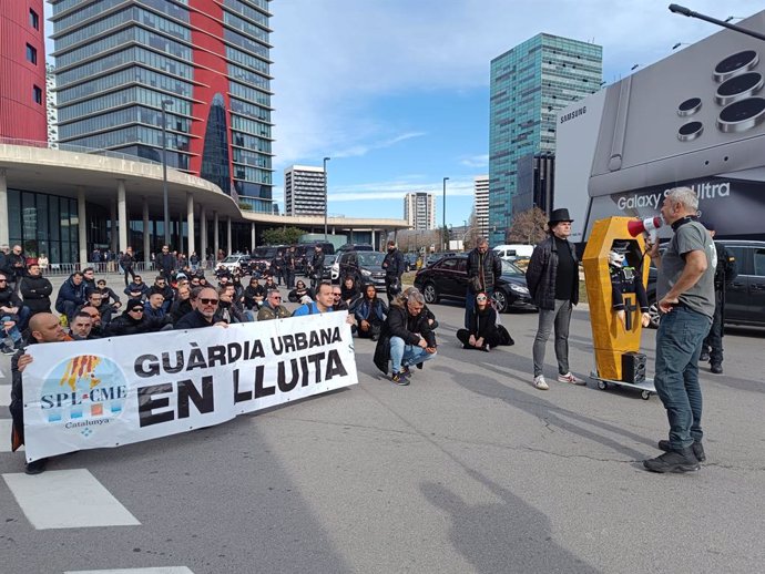 Agents de la Policia Local de L'Hospitalet de Llobregat (Barcelona) reclamen "més seguridada" i pujades salarials amb una protesta davant de l'MWC, a dilluns 26 de febrer de 2024