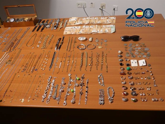 Efectos intervenidos tras la detención de un varón que se hacía pasar por operario del suministro de aguas para robar en los domicilios de las víctimas en Talavera.