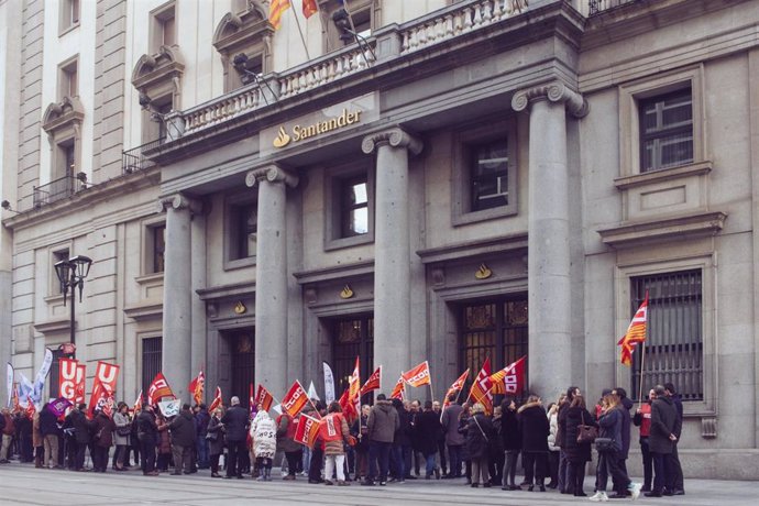 Trabajadores del sector financiero se manifiestan frente a la sede del Banco Santander.