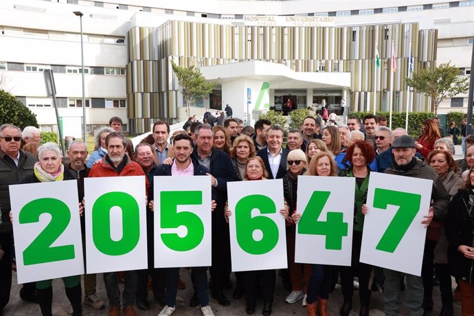 Concentración organizada por el PSOE ante el Hospital Virgen Macarena de Sevilla.