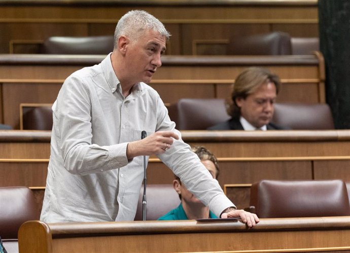 El diputado de EH Bildu, Oskar Matute, interviene durante una sesión de control al Gobierno, en el Congreso de los Diputados, a 7 de febrero de 2024, en Madrid 