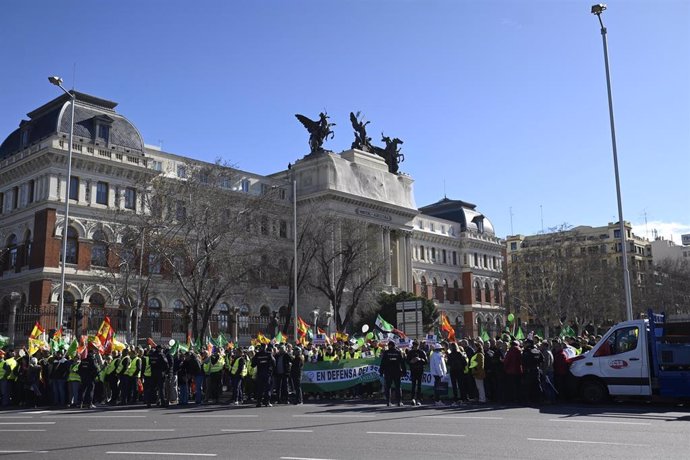Agricultores durante una concentración frente al Ministerio de Agricultura, a 26 de febrero de 2024, en Madrid (España). Un centenar de tractores y miles de agricultores, convocados por las organizaciones agrarias Asaja, COAG y UPA, procedentes de toda Es