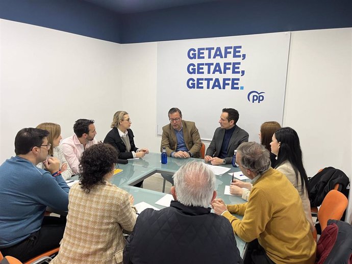 El secretario general del PP de Madrid, Alfonso Serrano, se reúne con el portavoz del PP en Getafe, José Antonio Mesa.
