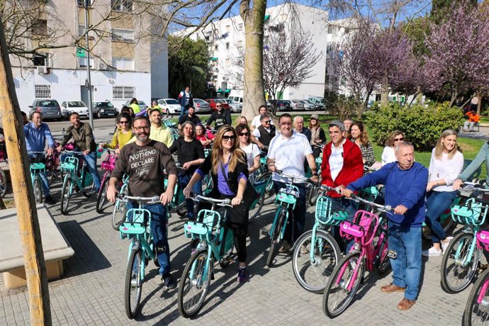 Archivo - Varias personas, entre ellas autoridades institucionales, haciendo uso del servicio Bicipalma.