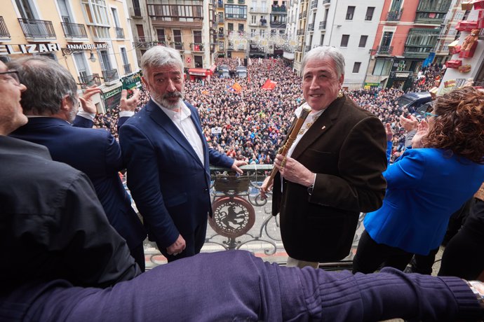 El alcalde de Pamplona, Joseba Asiron, en el balcón del ayuntamiento