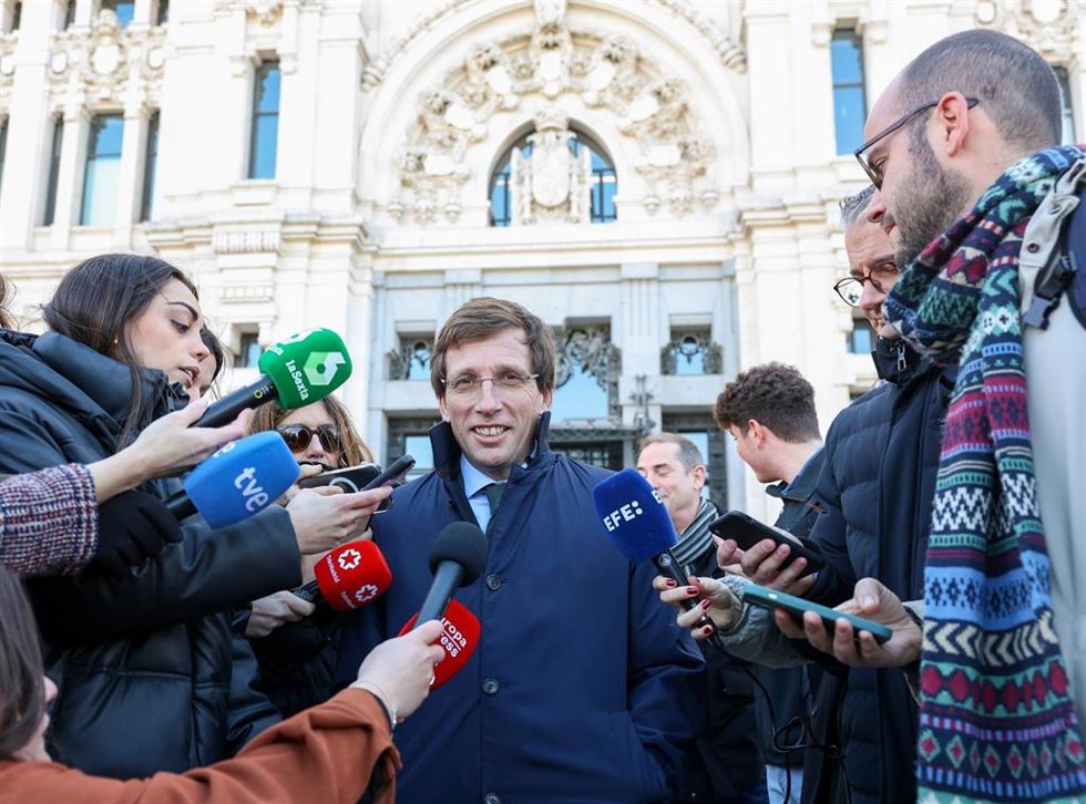 El alcalde de Madrid, José Luis Martínez-Almeida, ofrece declaraciones tras el minuto de silencio en memoria de las personas fallecidas en el incendio del pasado jueves en Valencia, 