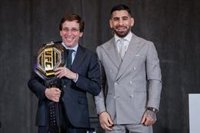 Almeida recibe a Topuria: "Todos los madrileños y yo estamos deseando verte contra McGregor en el Bernabéu"