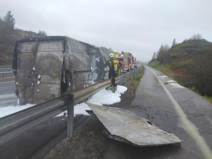 Una furgoneta queda totalmente calcinada tras incendiarse en la carretera de Penagos